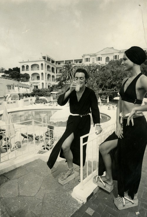 Walter Albini, Collezione Cina per Cole of California- Mare Moda Capri, Primavera/Estate 1969, Stampa fotografica in bianco e nero su carta bromuro d’argento, mm 298 × 239, D018373S